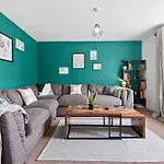 Woodscape Stays - Relaxing City Retreat, 4 Bed, 3 Bath House, Off Road Parking, Fast Wifi, Close To City Centre