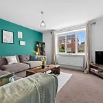 Woodscape Stays - Relaxing City Retreat, 4 Bed, 3 Bath House, Off Road Parking, Fast Wifi, Close To City Centre