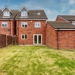 Woodscape Stays - Relaxing City Retreat, 4 Bed, 3 Bath House, Off Road Parking, Fast Wifi, Close To City Centre
