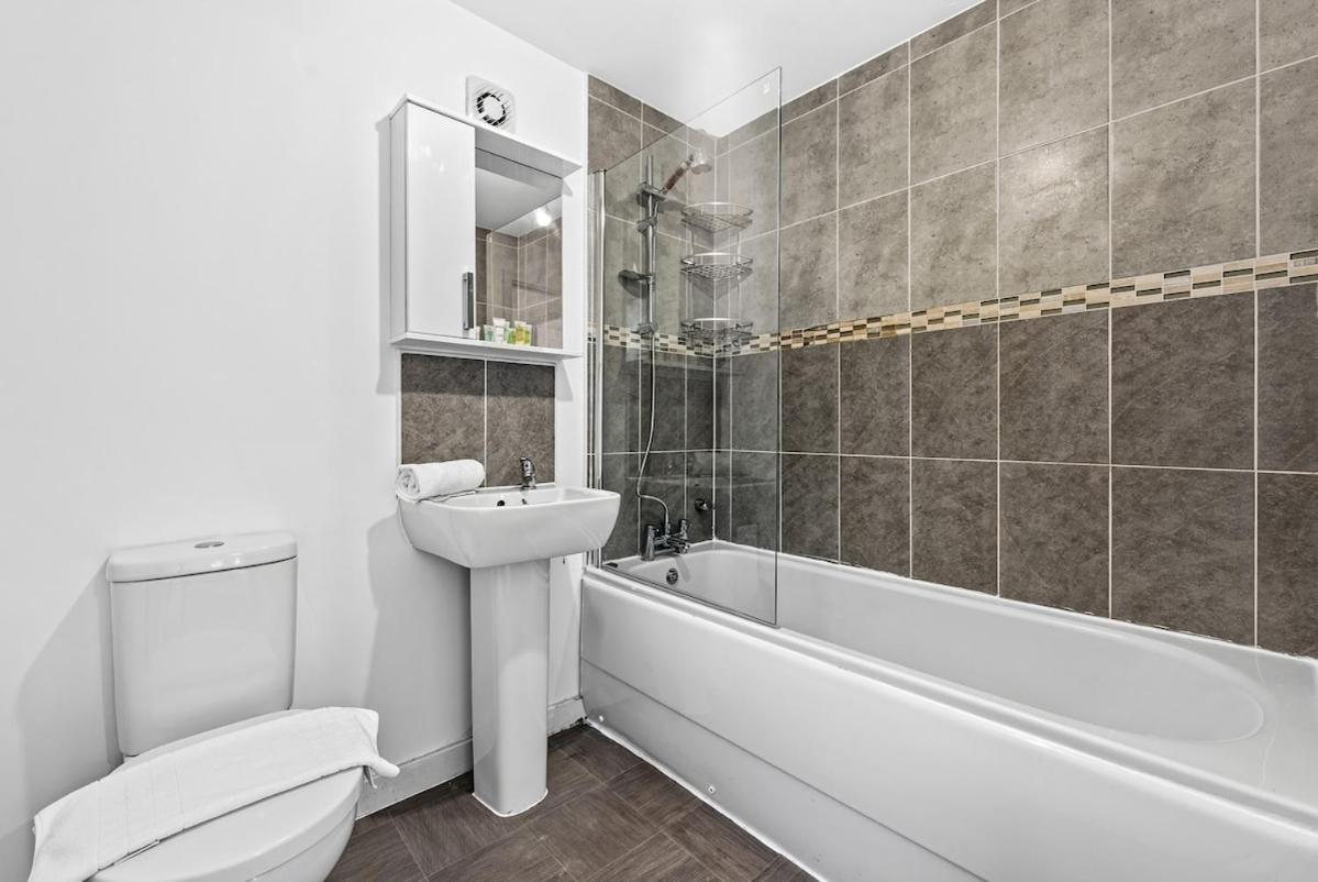 Apartment Woodscape - Relaxing Retreat, 4 Bed, 3 Bath House, Off Road Parking, Fast Wifi, Close To Centre *
