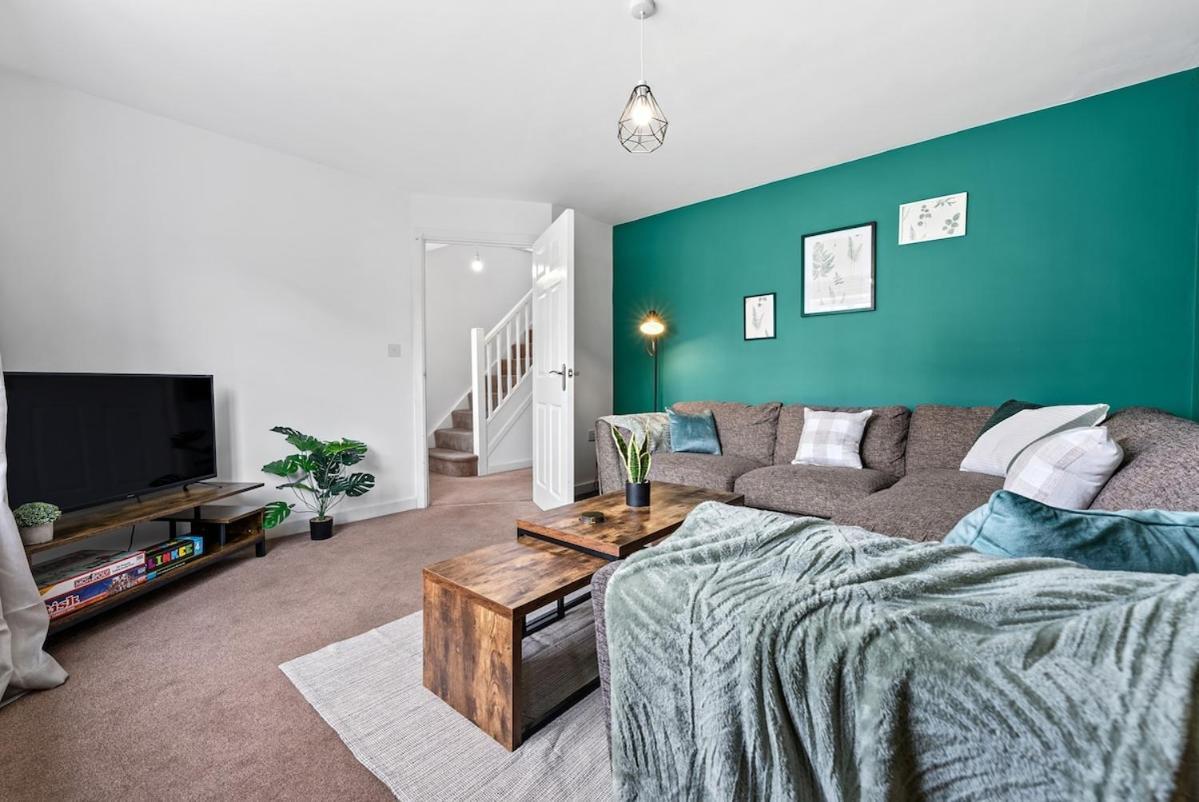 Woodscape - Relaxing Retreat, 4 Bed, 3 Bath House, Off Road Parking, Fast Wifi, Close To Centre